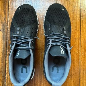 ON Cloud - black/white